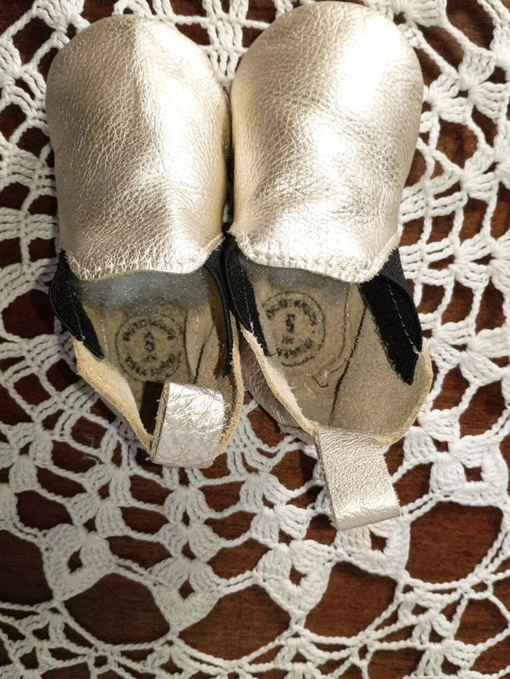 Freshly picked gold baby mocassins with eleastic sides size 5